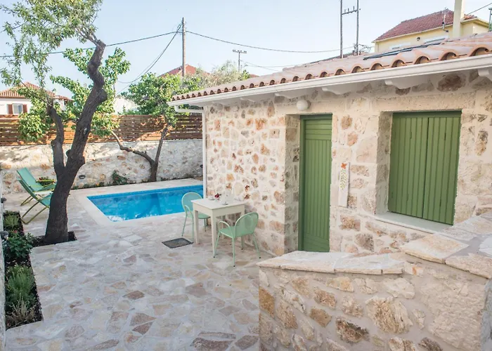 Teacher's House 4*
